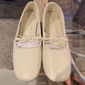 Girls size 31 white ballet flats. Zara